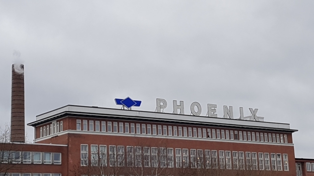 Symbolfoto Phoenix Schriftzug auf Dach