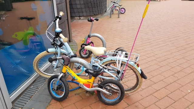 Verkehrserziehung Symbolfoto Kinderfahrrad und -roller