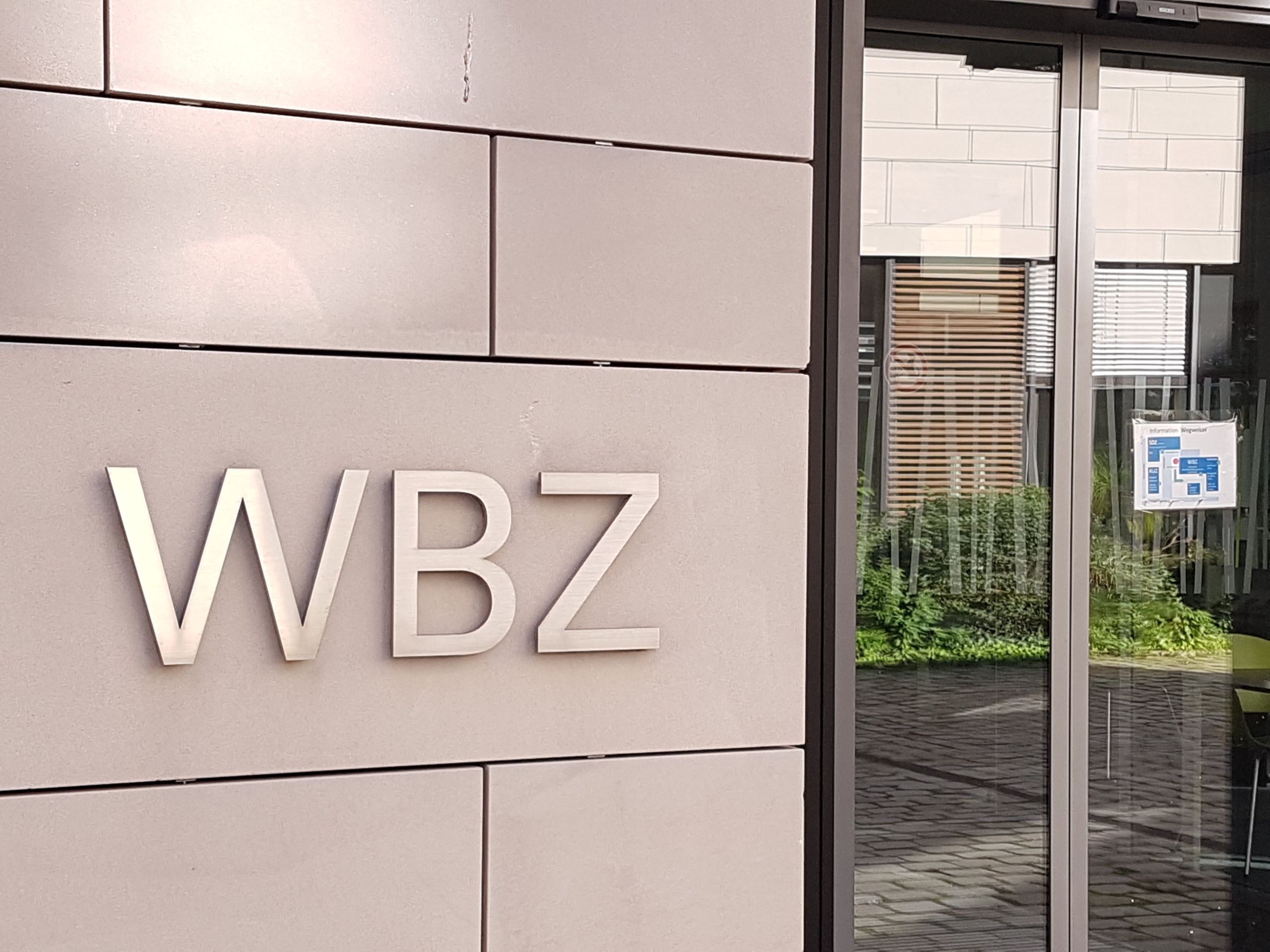 BWZ Logo am Gebäude