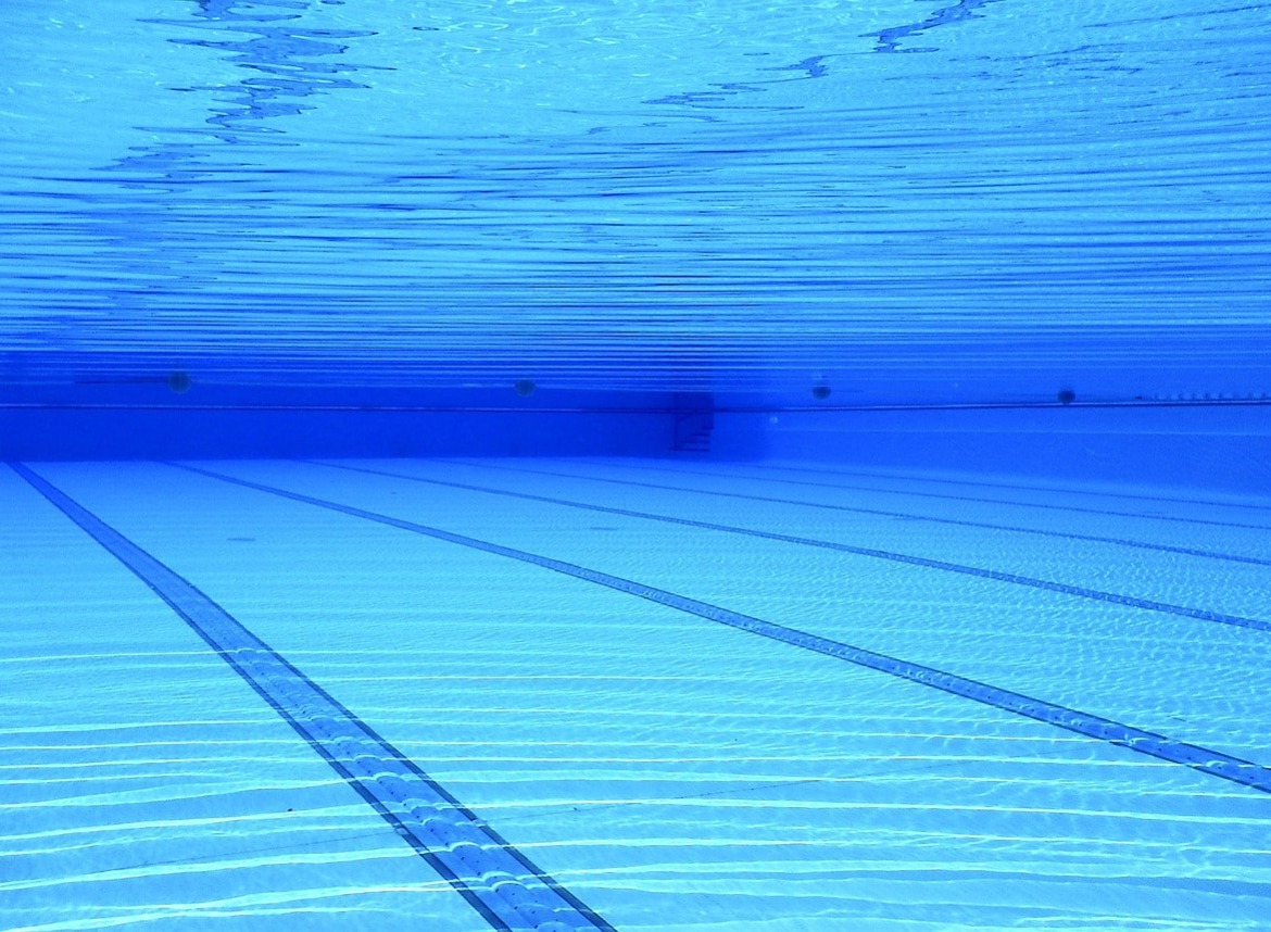 Schwimmbad-504780_1280 Bild von 526663 auf Pixabay -min