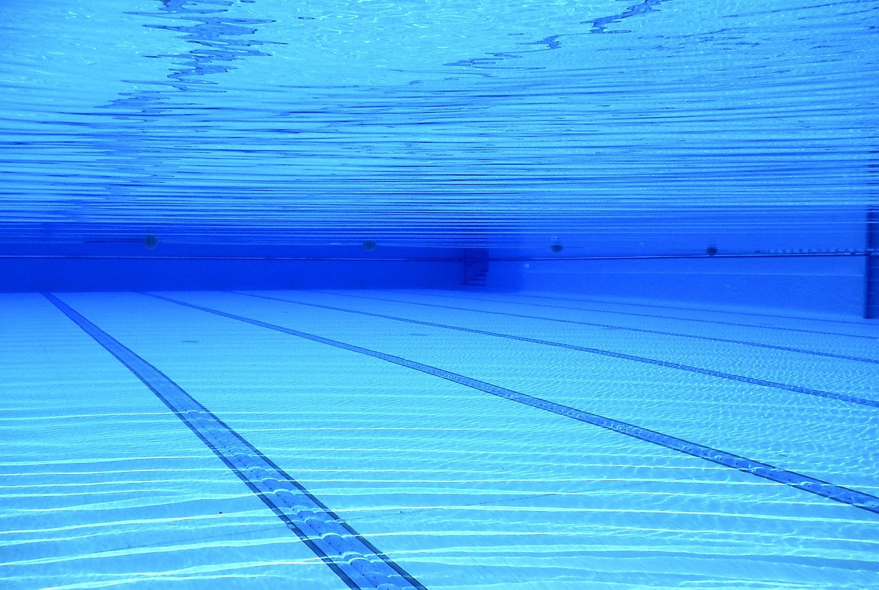Schwimmbad-504780_1280 Bild von 526663 auf Pixabay -min