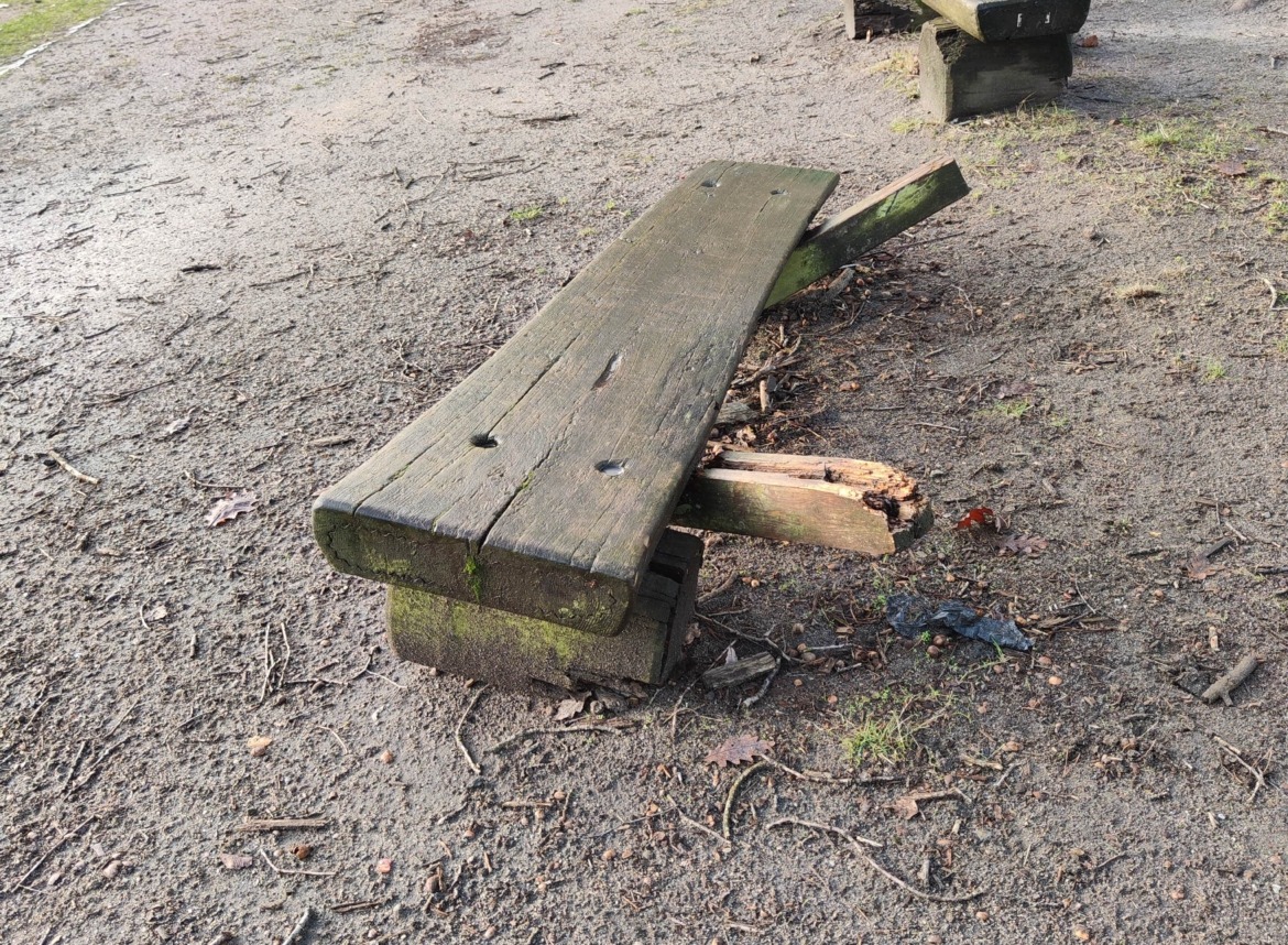 marode Bänke Spielplatz Foto Ottow