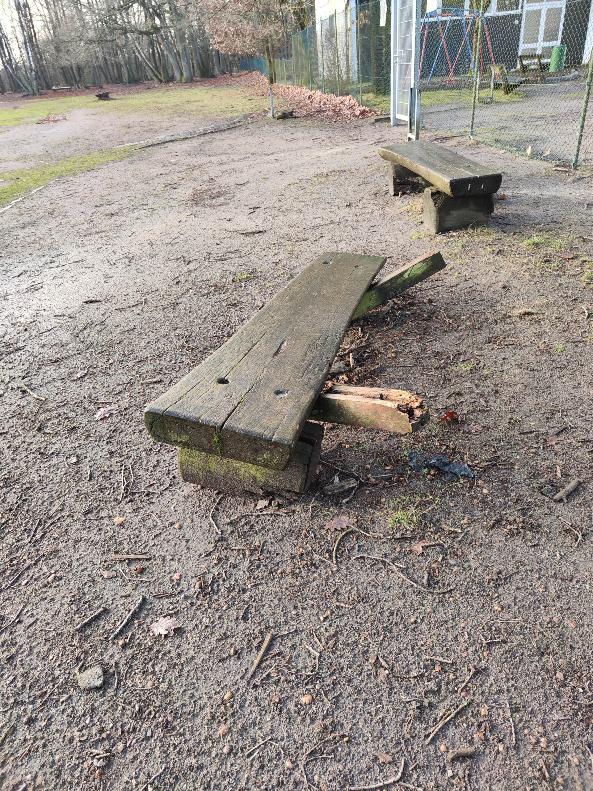 marode Bänke Spielplatz Foto Ottow