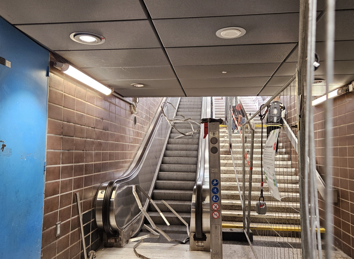 Gesperrte Rolltreppe Harburg-Rathaus - Foto Ch. Heidtmann - min