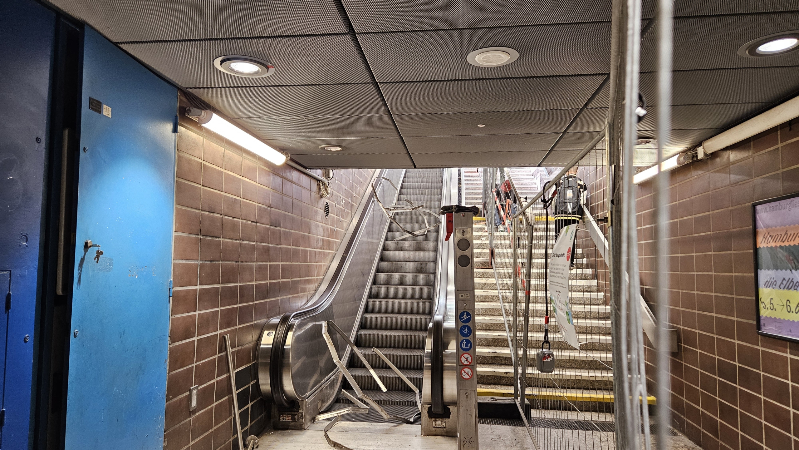 Gesperrte Rolltreppe Harburg-Rathaus - Foto Ch. Heidtmann - min